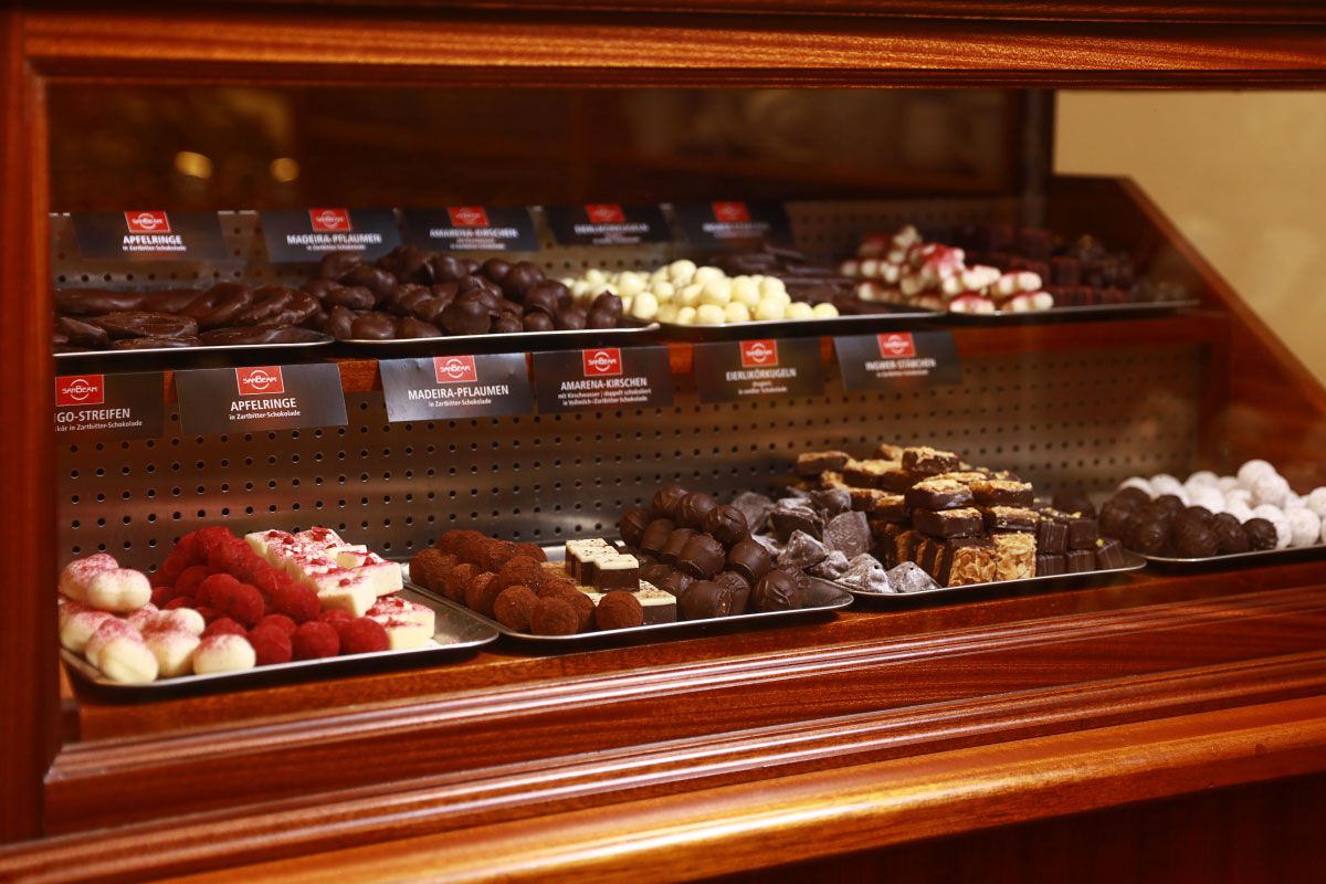 Vitrine mit erlesenen Trüffeln und Pralinen aus der Manufaktur
